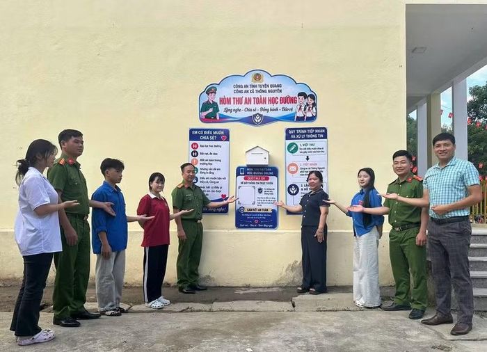 Hòm thư an toàn học đường.