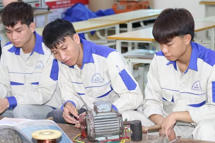 Sinh viên Trường Cao đẳng Kỹ thuật Công nghệ Sơn La thực hành sửa chữa mô tơ điện.