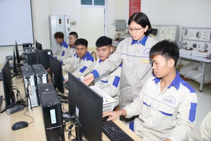 Giảng viên Trường Cao đẳng Kỹ thuật Công nghệ Sơn La đang hướng dẫn sinh viên trên máy tính.