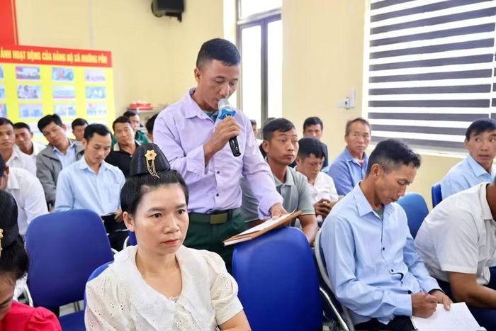 Người dân xã Mường Pồn bày tỏ tâm tư, nguyện vọng thông qua hoạt động đối thoại với Chủ tịch UBND xã.