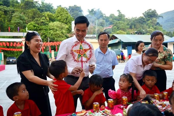 Ông Nguyễn Văn Lương, Chủ tịch UBND xã Mường Pồn (người áo trắng, cầm đèn ông sao) thăm, tặng quà Tết Trung thu cho học sinh trên địa bàn.