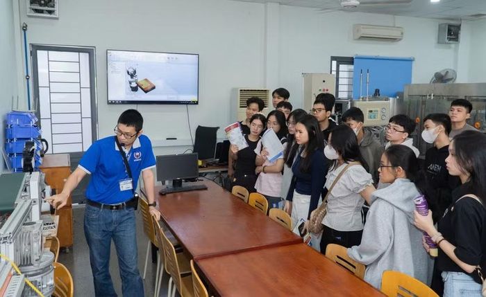 Học sinh trải nghiệm các ngành học kỹ thuật, công nghệ tại Trường Đại học Công nghệ Kỹ thuật TPHCM. Ảnh: NTCC.