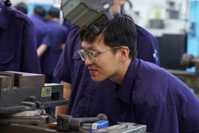Sinh viên Trường Đại học Bách khoa (Đại học Quốc gia TPHCM) thực hành tại xưởng cơ khí. Ảnh: HCMUT.