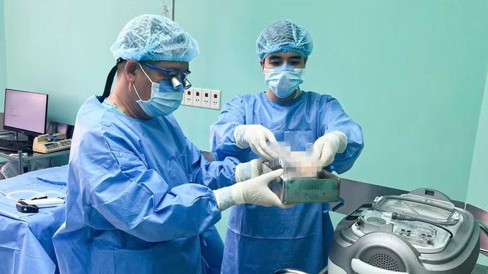Bác sĩ Bệnh viện Trung ương Huế tiến hành lấy thận từ máy LifePort.