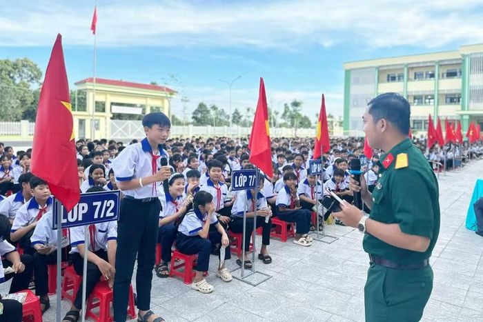 Học sinh vùng biên Giang Thành được tuyên truyền pháp luật.