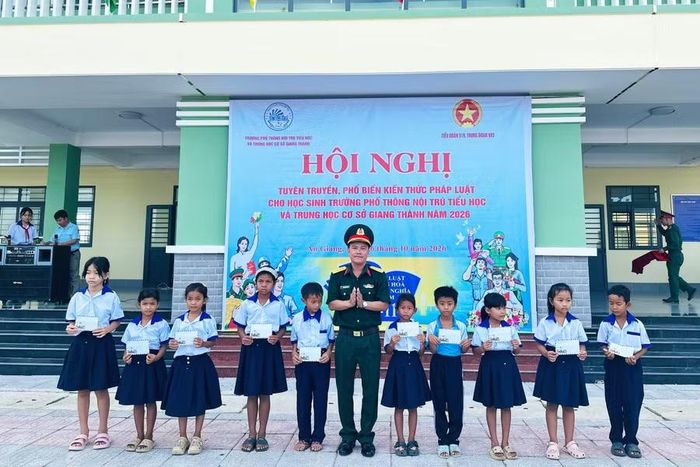 Tiểu đoàn 519 trao 10 suất quà cho học sinh Trường PTNT Tiểu học và THCS Giang Thành.