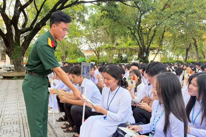 Tiểu đoàn 519 tuyên truyền, phổ biến, giáo dục pháp luật và cấp tờ gấp tuyên truyền pháp luật cho học sinh Trường THPT Nguyễn Thần Hiến.