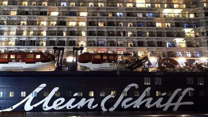 Tàu Mein Schiff 3 sau vụ va chạm với tàu MSC Victorine, ngày 25/10/2026.