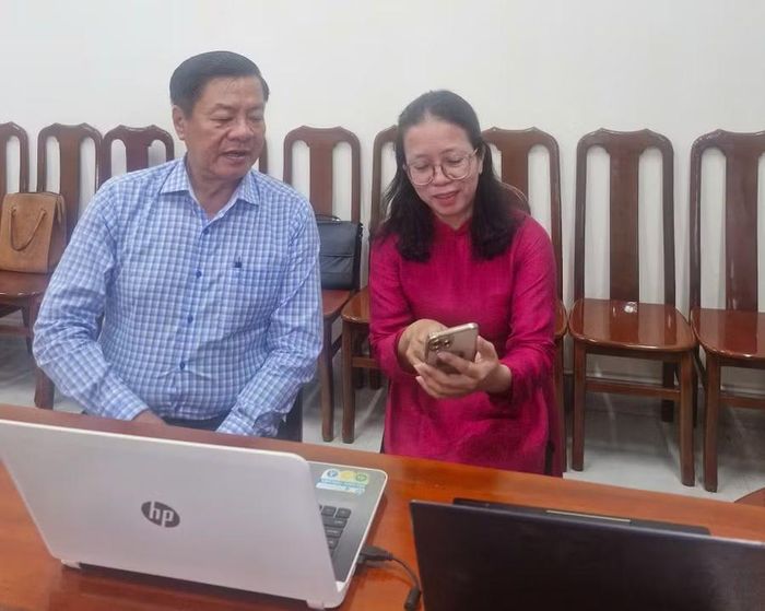Ông Huỳnh Văn Hóa, Phó Giám đốc Sở GD&ĐT An Giang trò chuyện với cô Trương Thị Hoa (Trường THPT Phú Quốc).