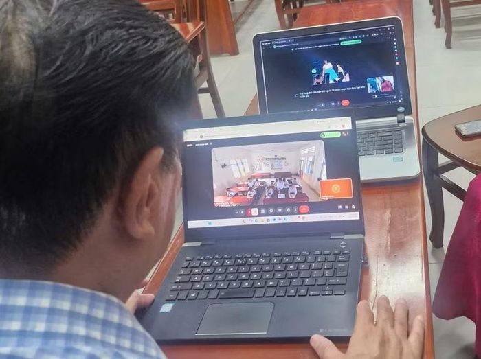 Ông Huỳnh Văn Hóa, Phó Giám đốc Sở GD&ĐT tỉnh An Giang trò chuyện trực tuyến động viên học sinh Đặc khu Thổ Châu.
