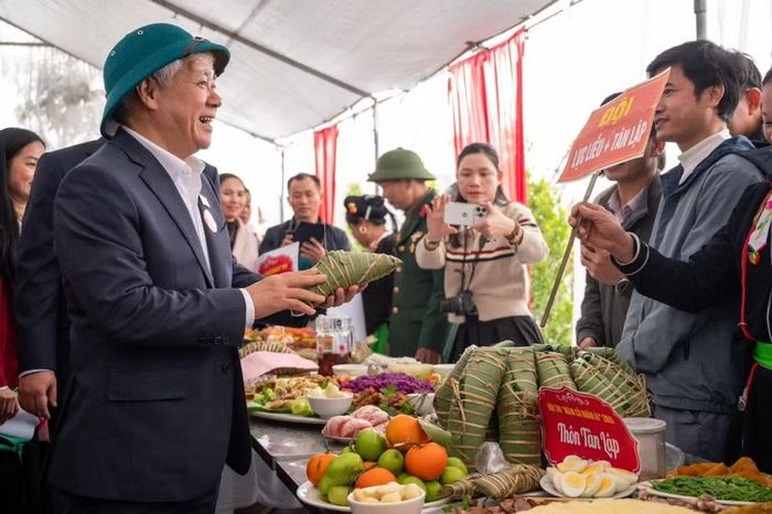 Phó Chủ tịch Thường trực Quốc hội Đỗ Văn Chiến tham quan phiên "Chợ Tết 0 đồng" được tổ chức tại khuôn viên nhà văn hóa thôn Đồng Pheo, xã Đạo Trù.