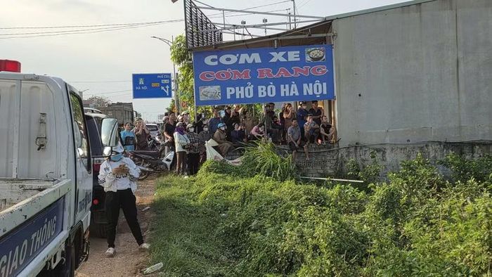 Người dân hiếu kỳ theo dõi vụ việc.