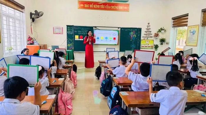 Học sinh tích cực trao đổi, thực hành tiếng Anh trong quá trình tiếp nhận và vận dụng kiến thức môn học.