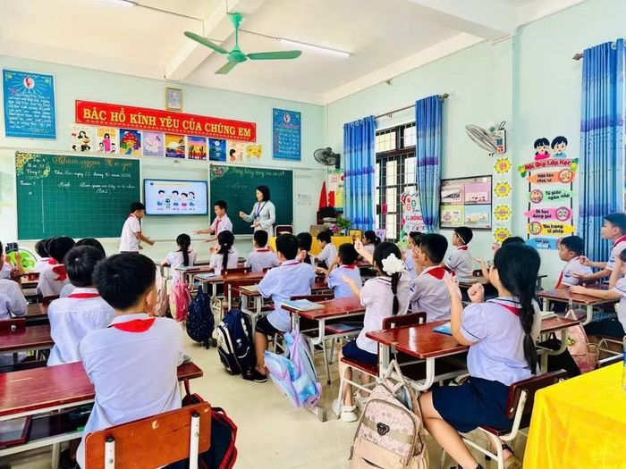 Học sinh tích cực trao đổi, đặt câu hỏi và trình bày ý kiến bằng tiếng Anh trong các hoạt động học Toán.