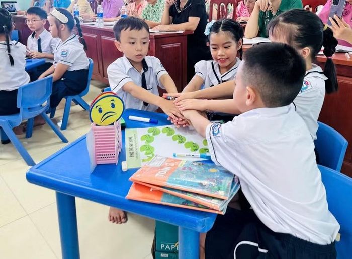 Các nhóm học sinh cùng trao đổi, giải quyết nhiệm vụ học tập, rèn tư duy toán học và kỹ năng giao tiếp tiếng Anh.