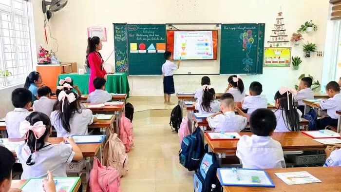 Giáo viên Trường Tiểu học Đồng Thuận tổ chức các hoạt động học tập, lồng ghép tiếng Anh vào bài học nhằm tạo hứng thú cho học sinh.