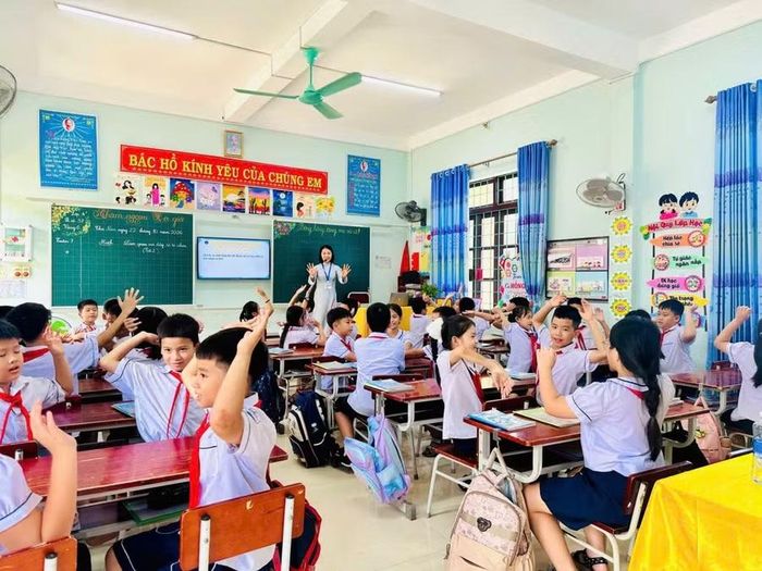 Cô Hồ Thị Hồng Lê hướng dẫn học sinh Trường Tiểu học Đức Ninh làm quen với dãy số tự nhiên, kết hợp rèn luyện kỹ năng giao tiếp tiếng Anh.