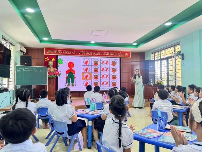 Giáo viên Lê Thị Trà My tổ chức tiết dạy minh họa bài “Bảng nhân 6 – Bảng chia 6” bằng tiếng Anh cho học sinh lớp 3 Trường Tiểu học Đồng Phú.