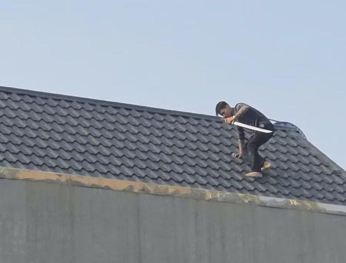 Thanh niên cầm kiếm cố thủ trên ngôi nhà từ trưa nay 26/10.