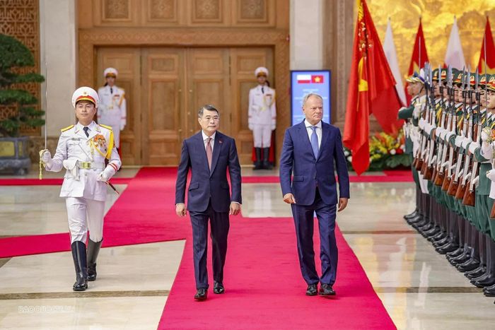 Thủ tướng Lê Minh Hưng và Thủ tướng Ba Lan Donald Tusk duyệt Đội danh dự Quân đội nhân dân Việt Nam.