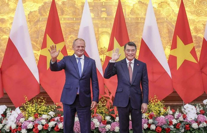 Thủ tướng Lê Minh Hưng và Thủ tướng Ba Lan Donald Tusk chụp ảnh chung trước khi tiến vào Hội đàm.