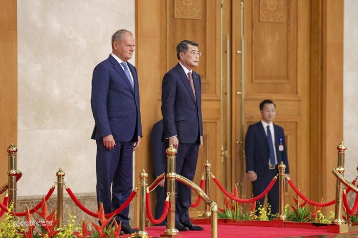 Thủ tướng Lê Minh Hưng và Thủ tướng Ba Lan Donald Tusk nghe Quân nhạc cử Quốc thiều hai nước.