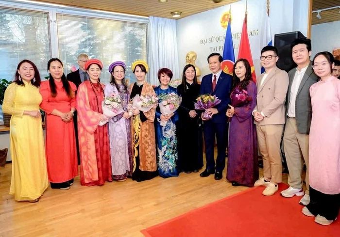 Đại sứ Việt Nam tại Phần Lan Nguyễn Hoàng Diệu Tâm chúc mừng sự ra đời của Hội. (Nguồn: ĐSQ Việt Nam tại Phần Lan)