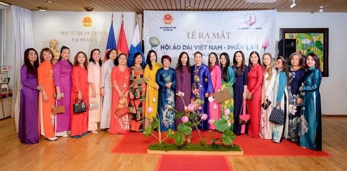 Với người Việt xa quê, áo dài mang theo tình cảm với quê hương, niềm tự hào về cội nguồn. (Nguồn: ĐSQ Việt Nam tại Phần Lan)