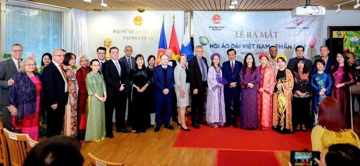 Các đại biểu tham gia sự kiện chụp ảnh lưu niệm. (Nguồn: ĐSQ Việt Nam tại Phần Lan)