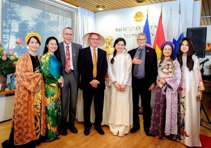Sự kiện Hội Áo dài Việt Nam tại Phần Lan chính thức ra mắt góp phần tăng cường gắn kết cộng đồng và vun đắp tình hữu nghị Việt Nam - Phần Lan. (Nguồn: ĐSQ Việt Nam tại Phần Lan)