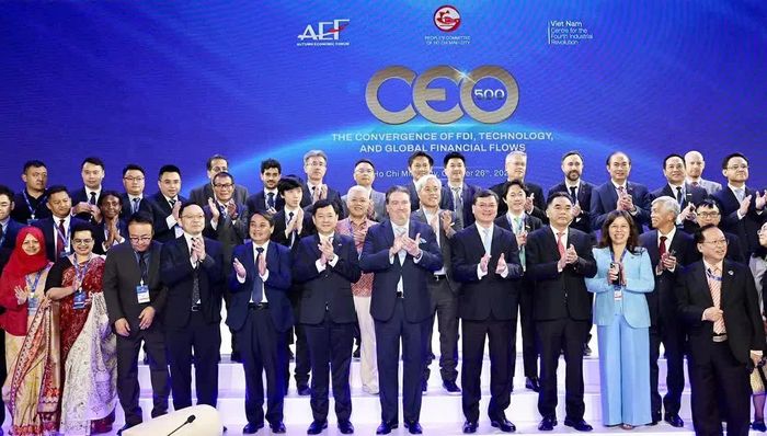 Các đại biểu tham dự chương trình CEO500 chụp ảnh kỷ niệm.