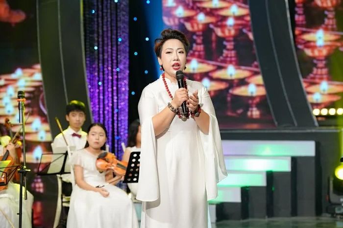 Chủ tịch Câu lạc bộ Doanh nhân Thiền ca Việt Nam, Á quân Sao Mai Hiền Anh chia sẻ về hành trình đưa Thiền ca trở thành nhịp cầu văn hóa Việt Nam - Hàn Quốc. (Ảnh: Minh Phương)