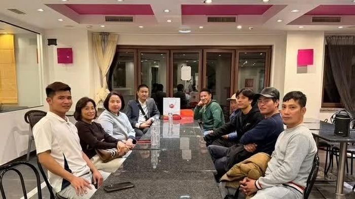 Đại sứ Phạm Thị Thu Hương lắng nghe ý kiến, tâm tư nguyện vọng của người lao động. 