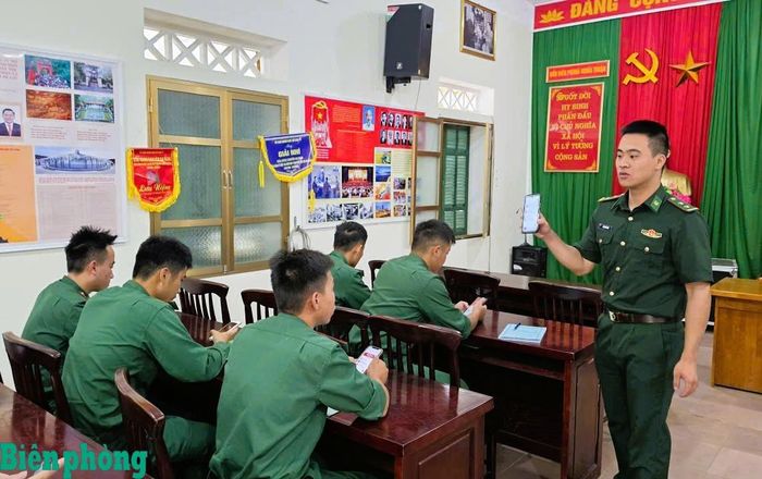 Cán bộ, chiến sĩ Đồn Biên phòng Nghĩa Thuận tích cực đẩy mạnh phong trào “Bình dân học vụ số” trong đơn vị. Ảnh: Hoàng Chính