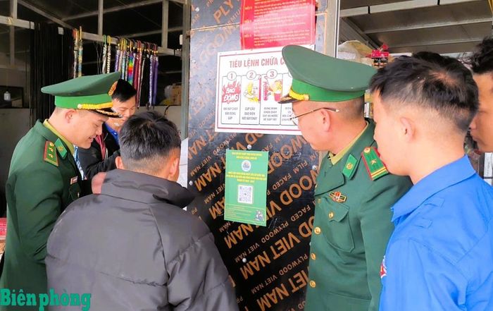 Đồn Biên phòng Lũng Cú hướng dẫn người dân sử dụng mã QR để truy cập, cung cấp thông tin, tố giác tội phạm. Ảnh: Hoàng Chính