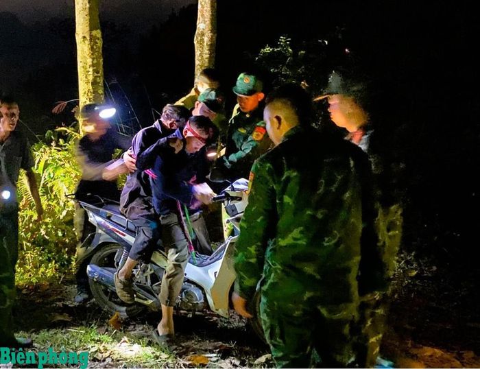 Ông Thào Vản Sùng được Đồn Biên phòng Bạch Đích, các lực lượng và người dân khẩn trương đưa đến cơ sở y tế địa phương để điều trị. Ảnh: Đơn vị cung cấp