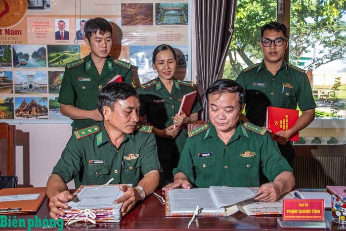 Đoàn kiểm tra tiến hành kiểm tra tại Đảng ủy, Ban Chỉ huy Đồn Biên phòng cửa khẩu cảng Dung Quất. Ảnh: Lê Văn Chương