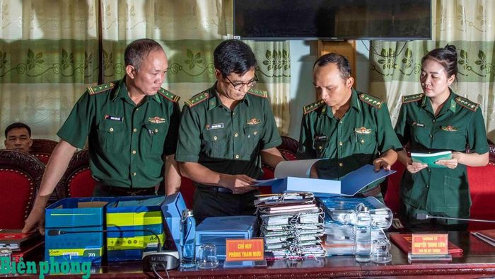Đoàn kiểm tra kiểm tra tại Đảng ủy, Ban Chỉ huy Đồn Biên phòng cửa khẩu cảng Dung Quất. Ảnh: Lê Văn Chương