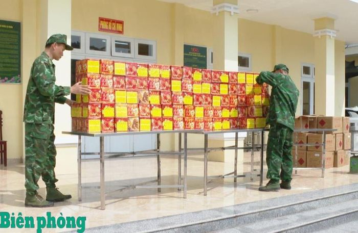 Cán bộ Đồn Biên phòng Thanh Lòa kiểm đếm tang vật. Ảnh: Vi Toàn