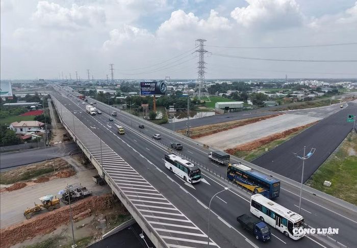 Hạ tầng đường bộ cao tốc ngày càng được mở rộng và hoàn thiện, đáp ứng yêu cầu phát triển.