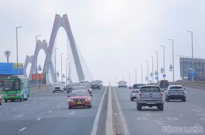 Biển báo khoảng cách trên cầu Nhật Tân bị gỡ sau chưa đầy 24 giờ thí điểm.
