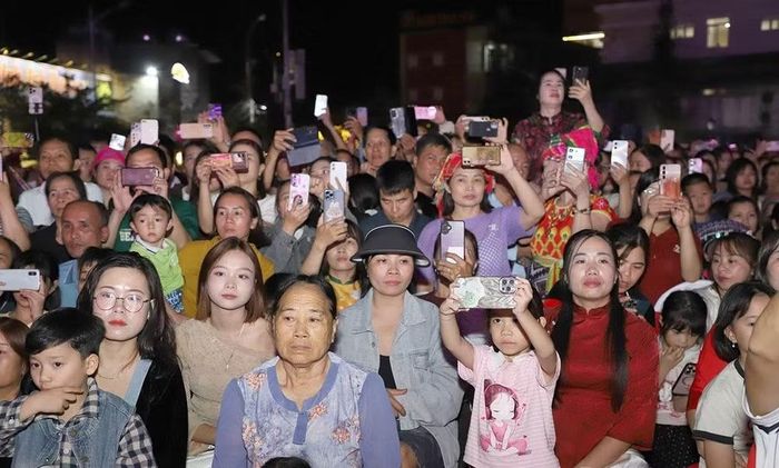 Đông đảo Nhân dân và du khách tham dự khai mạc Lễ hội. Ảnh: Báo Tuyên Quang