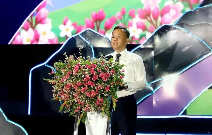 Ông Đỗ Hùng Đức, Phó Chủ tịch UBND tỉnh Tuyên Quang phát biểu khai mạc lễ hội. Ảnh: Báo Tuyên Quang