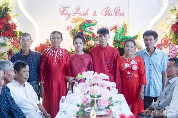 Vợ chồng ông Đạt, bà Thủy trong ngày đám cưới của con. Ảnh: Gia đình cung cấp