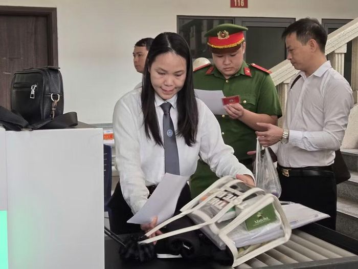 Lực lượng chức năng làm công tác kiểm tra an ninh. Ảnh: Hoàng Huy