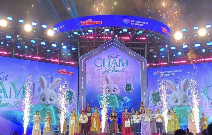 Top 25 Hoa hậu Việt Nam 2026 trình diễn thời trang. Ảnh: Lan Anh