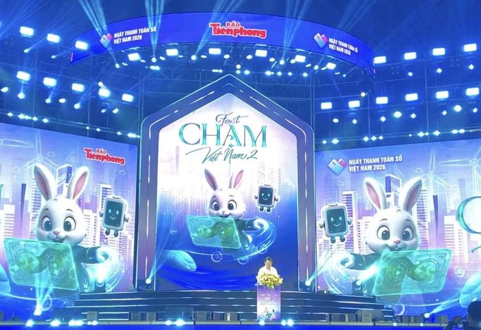 Nhà báo Phùng Công Sưởng phát biểu tại đêm nhạc. Ảnh: Lan Anh