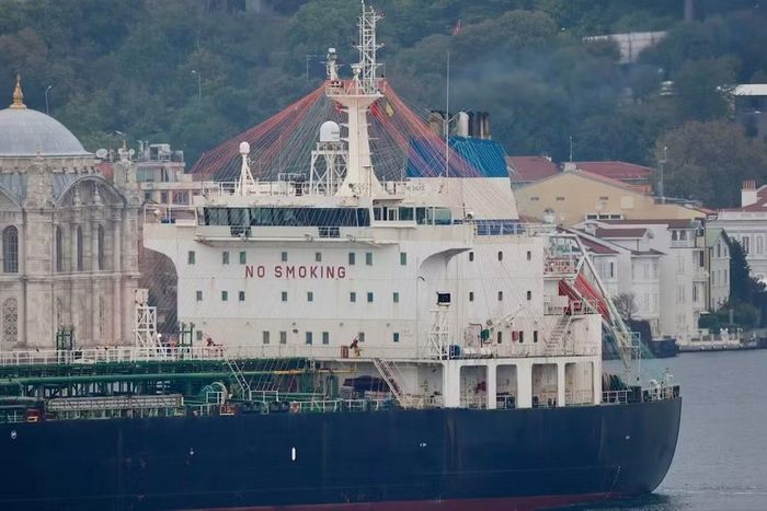 Một tàu chở dầu của Nga trên eo biển Bosphorus với lưới chống máy bay không người lái được phủ trên boong và cấu trúc thượng tầng. Ảnh: Yoruk Isik.