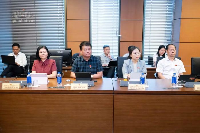 Các đại biểu Quốc hội thảo luận tại tổ. Ảnh: QH