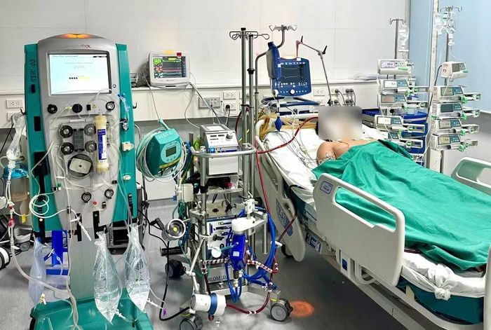 Bệnh nhân đồng thời được lọc máu liên tục, dùng thuốc vận mạch và hồi sức nhằm hỗ trợ tuần hoàn, kiểm soát rối loạn chuyển hóa, cân bằng dịch và chức năng thận. Ảnh: Thanh Đặng